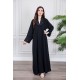 عباية نسائية أنيقة لون أسود ياقة مطوية مزينة بنقوش في الياقة و أطراف الأكمام بأزرار من الأمام مع طرحة