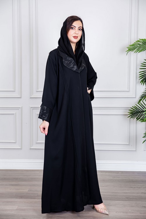 عباية نسائية أنيقة لون أسود ياقة مطوية مزينة بنقوش في الياقة و أطراف الأكمام بأزرار من الأمام مع طرحة