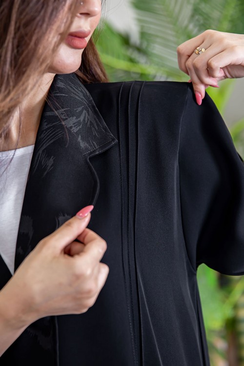 عباية نسائية أنيقة لون أسود ياقة مطوية مزينة بنقوش في الياقة و أطراف الأكمام بأزرار من الأمام مع طرحة