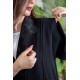 عباية نسائية أنيقة لون أسود ياقة مطوية مزينة بنقوش في الياقة و أطراف الأكمام بأزرار من الأمام مع طرحة