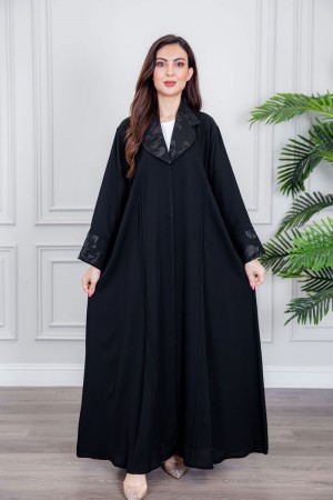 عباية نسائية أنيقة لون أسود ياقة مطوية مزينة بنقوش في الياقة و أطراف الأكمام بأزرار من الأمام مع طرحة