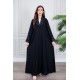 عباية نسائية أنيقة لون أسود ياقة مطوية مزينة بنقوش في الياقة و أطراف الأكمام بأزرار من الأمام مع طرحة