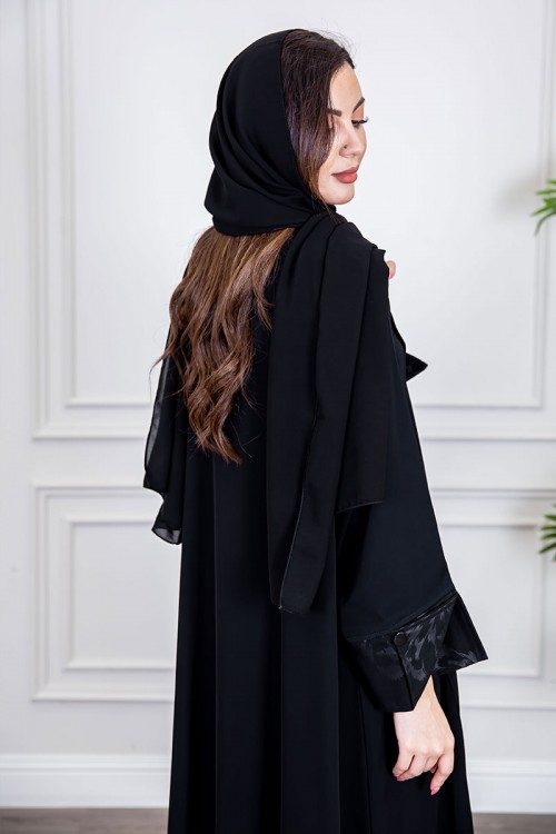 عباية نسائية أنيقة لون أسود ياقة مطوية مزينة بنقوش في الياقة و أطراف الأكمام بأزرار من الأمام مع طرحة