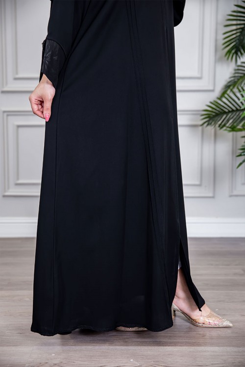 عباية نسائية أنيقة لون أسود ياقة مطوية مزينة بنقوش في الياقة و أطراف الأكمام بأزرار من الأمام مع طرحة