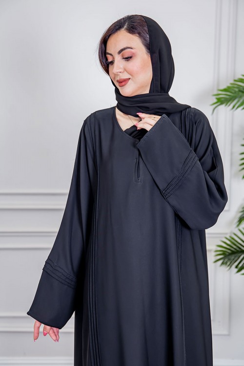 عباية نسائية أنيقة لون أسود ياقة دائرية بأزرار مزينة بطيات طويلة مغلقة من الأمام مع طرحة