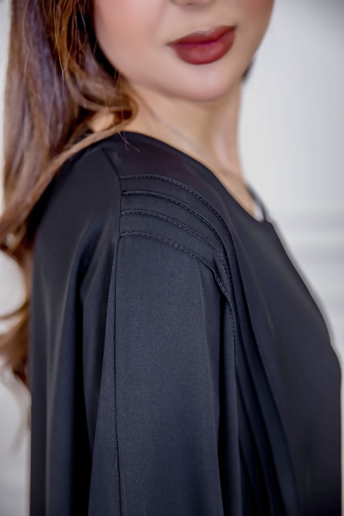 عباية نسائية أنيقة لون أسود ياقة دائرية بأزرار مزينة بطيات طويلة مغلقة من الأمام مع طرحة