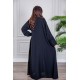 عباية نسائية أنيقة لون أسود ياقة دائرية بأزرار مزينة بطيات طويلة مغلقة من الأمام مع طرحة