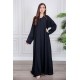 عباية نسائية أنيقة لون أسود ياقة دائرية بأزرار مزينة بطيات طويلة مغلقة من الأمام مع طرحة