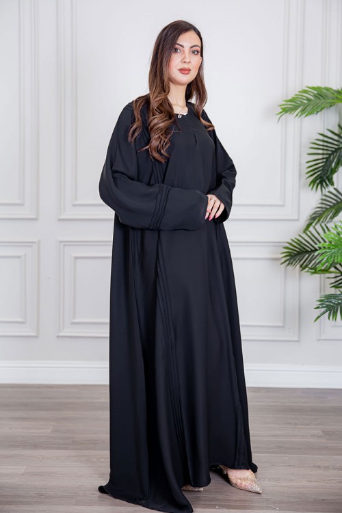 عباية نسائية أنيقة لون أسود ياقة دائرية بأزرار مزينة بطيات طويلة مغلقة من الأمام مع طرحة