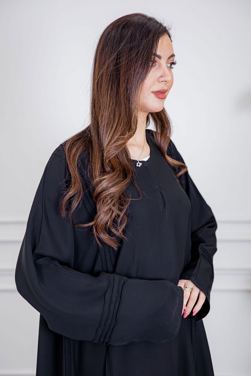 عباية نسائية أنيقة لون أسود ياقة دائرية بأزرار مزينة بطيات طويلة مغلقة من الأمام مع طرحة