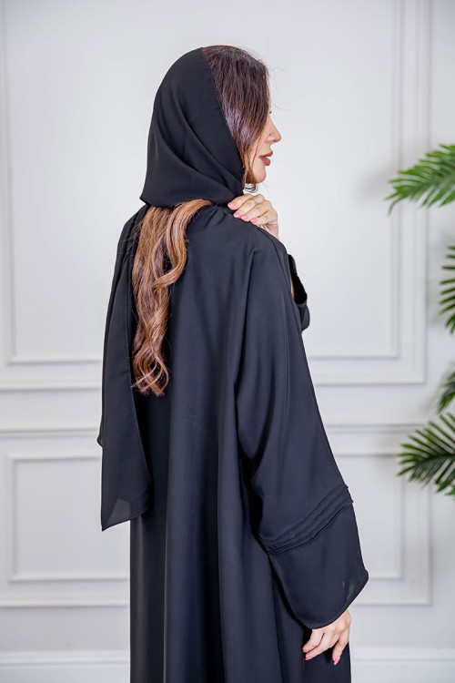 عباية نسائية أنيقة لون أسود ياقة دائرية بأزرار مزينة بطيات طويلة مغلقة من الأمام مع طرحة