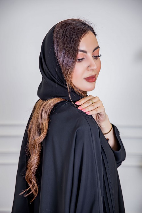 عباية نسائية أنيقة لون أسود ياقة دائرية بأزرار مزينة بطيات طويلة مغلقة من الأمام مع طرحة
