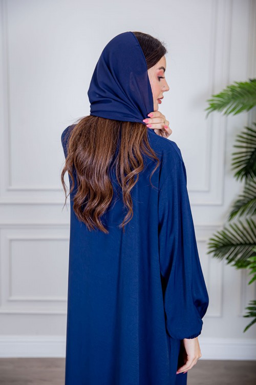 عباية نسائية أنيقة لون أزرق ياقة مطوية بأزرار من الأمام و بزم أطراف الأكمام مع طرحة