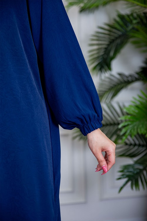 عباية نسائية أنيقة لون أزرق ياقة مطوية بأزرار من الأمام و بزم أطراف الأكمام مع طرحة