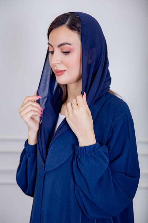 عباية نسائية أنيقة لون أزرق ياقة مطوية بأزرار من الأمام و بزم أطراف الأكمام مع طرحة
