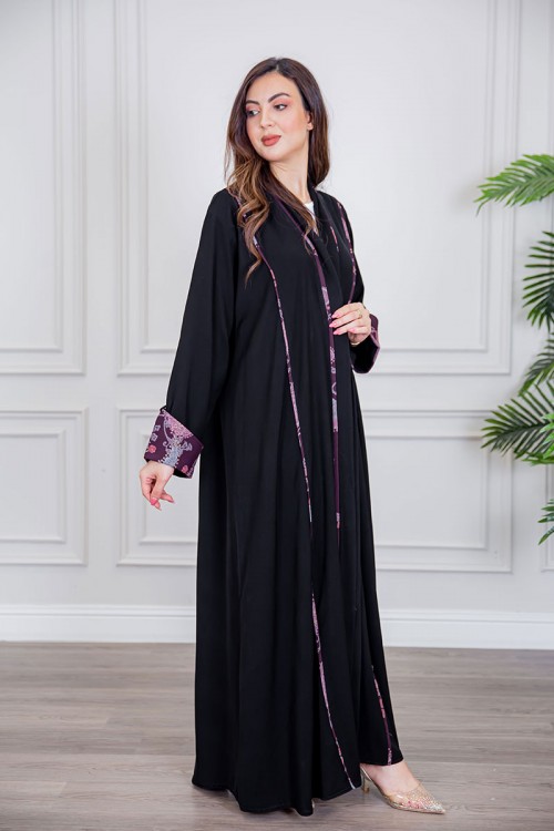 عباية نسائية أنيقة لون أسود ياقة قصة سبعة بأزرار من الأمام مزينة بطيات طويلة ملونة و من أطراف الأكمام مع طرحة