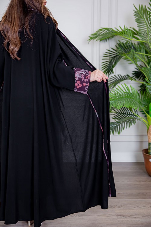 عباية نسائية أنيقة لون أسود ياقة قصة سبعة بأزرار من الأمام مزينة بطيات طويلة ملونة و من أطراف الأكمام مع طرحة