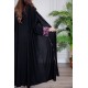 عباية نسائية أنيقة لون أسود ياقة قصة سبعة بأزرار من الأمام مزينة بطيات طويلة ملونة و من أطراف الأكمام مع طرحة