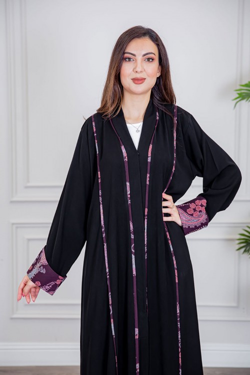 عباية نسائية أنيقة لون أسود ياقة قصة سبعة بأزرار من الأمام مزينة بطيات طويلة ملونة و من أطراف الأكمام مع طرحة
