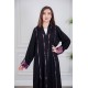 عباية نسائية أنيقة لون أسود ياقة قصة سبعة بأزرار من الأمام مزينة بطيات طويلة ملونة و من أطراف الأكمام مع طرحة