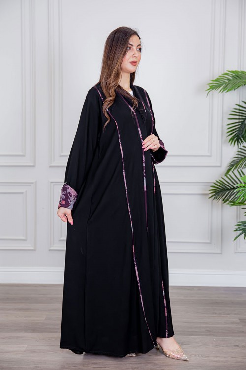 عباية نسائية أنيقة لون أسود ياقة قصة سبعة بأزرار من الأمام مزينة بطيات طويلة ملونة و من أطراف الأكمام مع طرحة