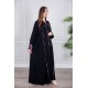 عباية نسائية أنيقة لون أسود ياقة قصة سبعة بأزرار من الأمام مزينة بطيات طويلة ملونة و من أطراف الأكمام مع طرحة
