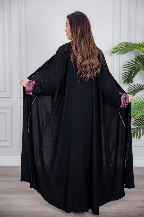 عباية نسائية أنيقة لون أسود ياقة قصة سبعة بأزرار من الأمام مزينة بطيات طويلة ملونة و من أطراف الأكمام مع طرحة