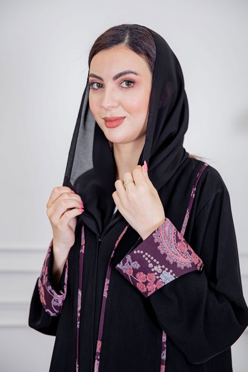 عباية نسائية أنيقة لون أسود ياقة قصة سبعة بأزرار من الأمام مزينة بطيات طويلة ملونة و من أطراف الأكمام مع طرحة