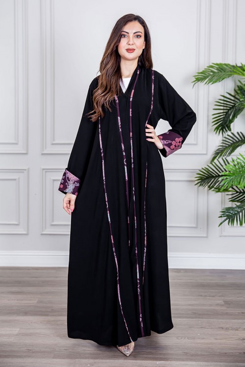 عباية نسائية أنيقة لون أسود ياقة قصة سبعة بأزرار من الأمام مزينة بطيات طويلة ملونة و من أطراف الأكمام مع طرحة