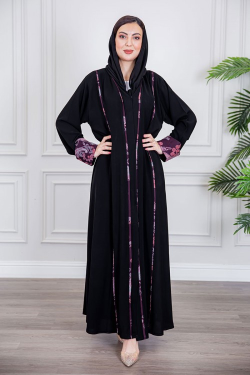 عباية نسائية أنيقة لون أسود ياقة قصة سبعة بأزرار من الأمام مزينة بطيات طويلة ملونة و من أطراف الأكمام مع طرحة