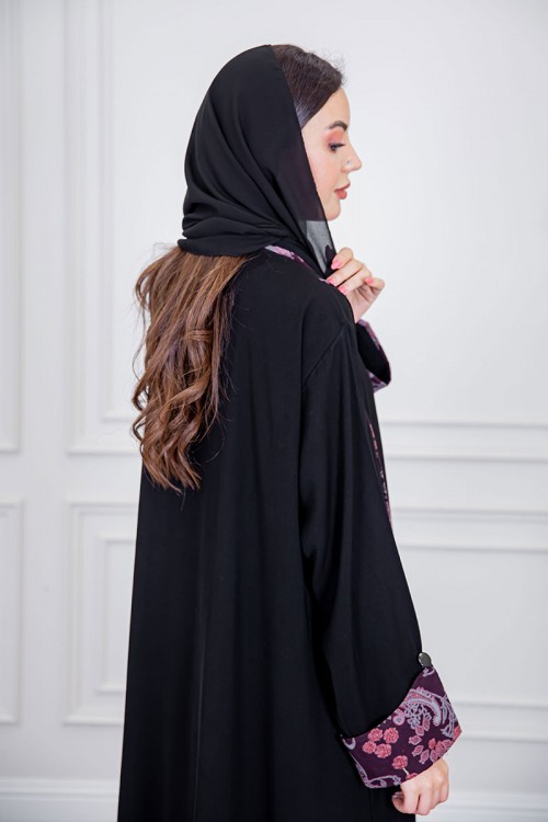 عباية نسائية أنيقة لون أسود ياقة قصة سبعة بأزرار من الأمام مزينة بطيات طويلة ملونة و من أطراف الأكمام مع طرحة