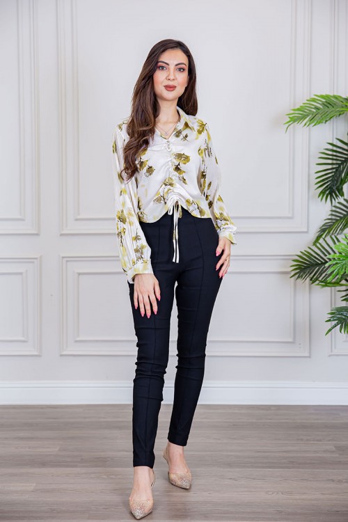 بلوزة نسائية لون اوف وايت مشجرة ياقة مطوية بزم من الأمام مع رباط و بأكمام طويلة