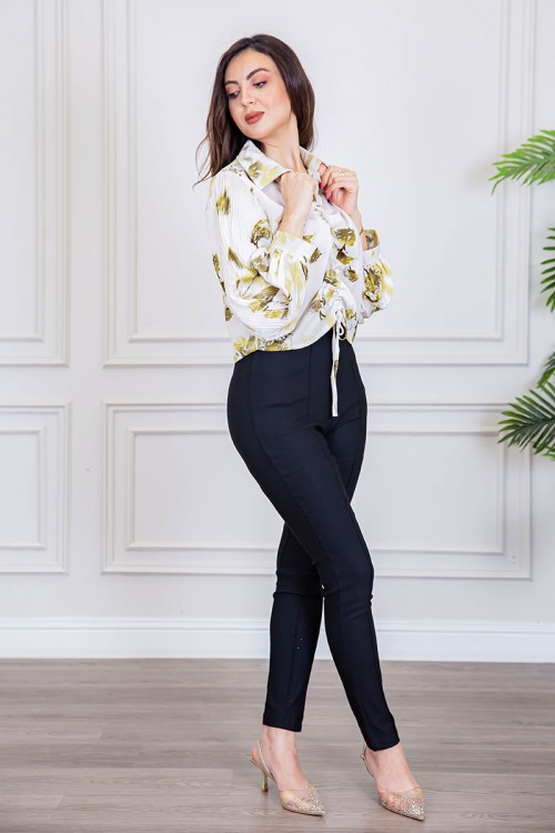 بلوزة نسائية لون اوف وايت مشجرة ياقة مطوية بزم من الأمام مع رباط و بأكمام طويلة