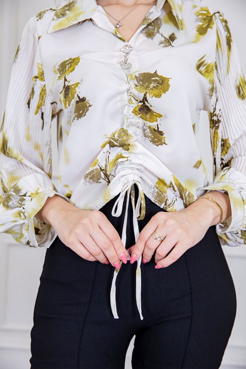 بلوزة نسائية لون اوف وايت مشجرة ياقة مطوية بزم من الأمام مع رباط و بأكمام طويلة