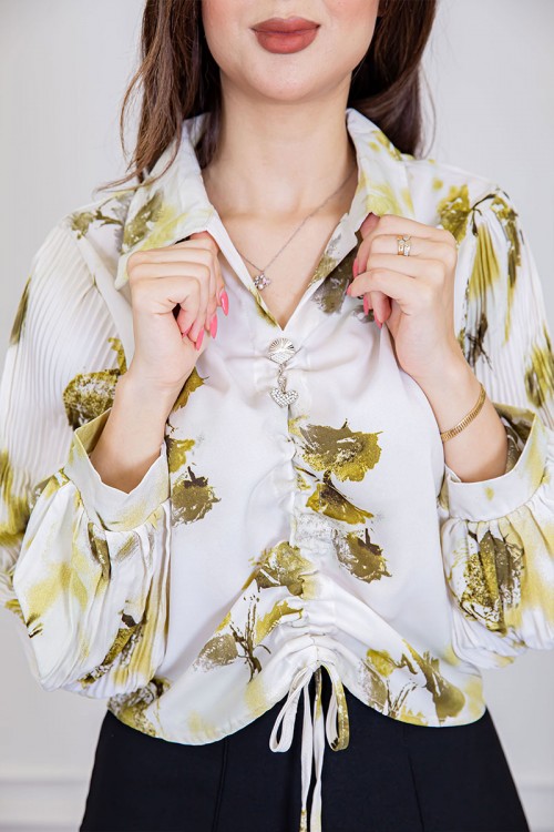 بلوزة نسائية لون اوف وايت مشجرة ياقة مطوية بزم من الأمام مع رباط و بأكمام طويلة