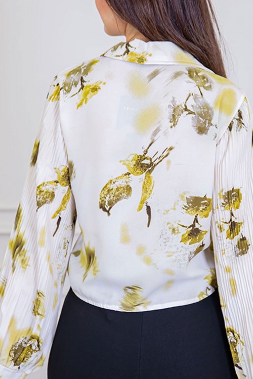 بلوزة نسائية لون اوف وايت مشجرة ياقة مطوية بزم من الأمام مع رباط و بأكمام طويلة