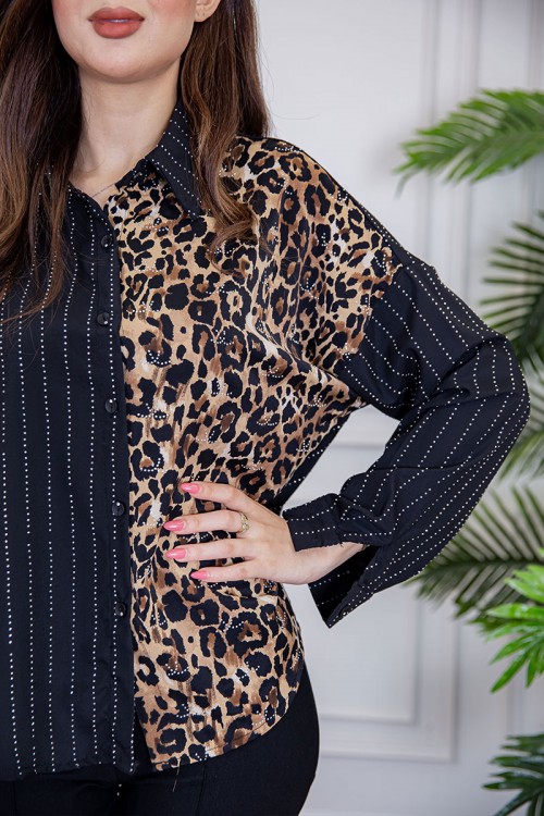 بلوزة نسائية لون أسود ياقة مطوية مزين بفصوص و بقماش التايقر بأزرار من الأمام و الأكمام