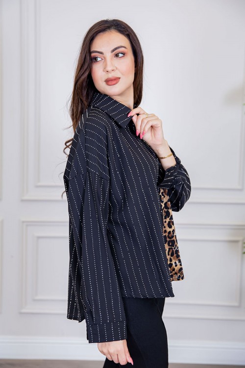 بلوزة نسائية لون أسود ياقة مطوية مزين بفصوص و بقماش التايقر بأزرار من الأمام و الأكمام