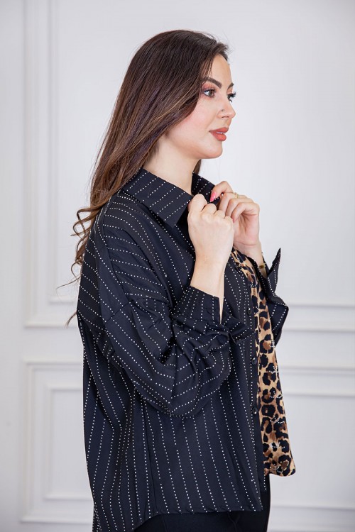 بلوزة نسائية لون أسود ياقة مطوية مزين بفصوص و بقماش التايقر بأزرار من الأمام و الأكمام