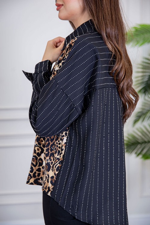 بلوزة نسائية لون أسود ياقة مطوية مزين بفصوص و بقماش التايقر بأزرار من الأمام و الأكمام