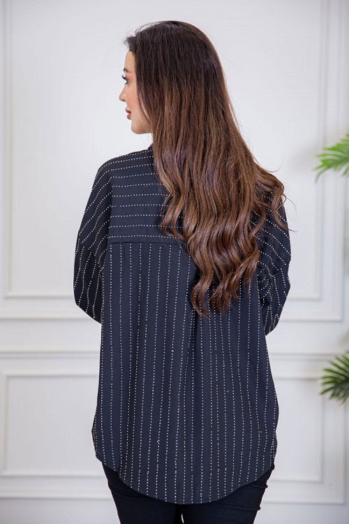 بلوزة نسائية لون أسود ياقة مطوية مزين بفصوص و بقماش التايقر بأزرار من الأمام و الأكمام