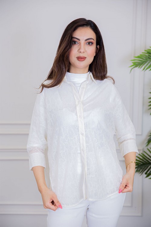 بلوزة نسائية صيفي دانتيل لون اوف وايت ياقة مطوية بأكمام ميدي و بأزرار من الأمام