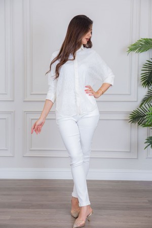 بلوزة نسائية صيفي دانتيل لون اوف وايت ياقة مطوية بأكمام ميدي و بأزرار من الأمام 