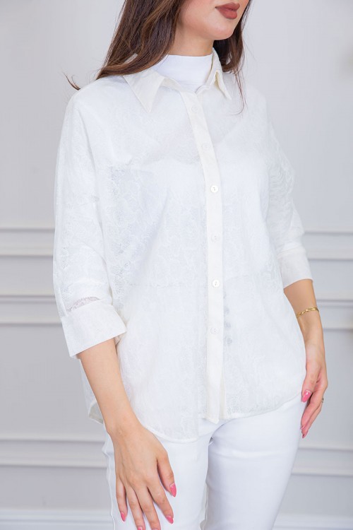 بلوزة نسائية صيفي دانتيل لون اوف وايت ياقة مطوية بأكمام ميدي و بأزرار من الأمام