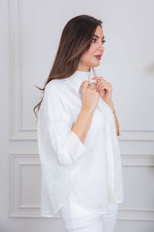 بلوزة نسائية صيفي دانتيل لون اوف وايت ياقة مطوية بأكمام ميدي و بأزرار من الأمام
