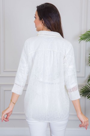 بلوزة نسائية صيفي دانتيل لون اوف وايت ياقة مطوية بأكمام ميدي و بأزرار من الأمام 