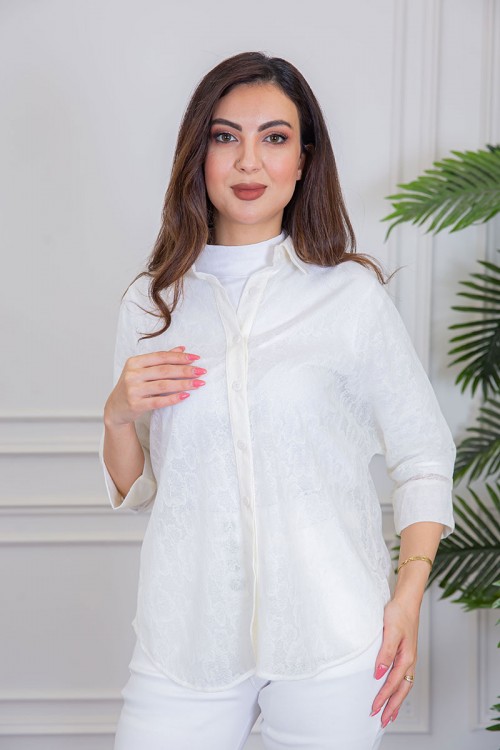 بلوزة نسائية صيفي دانتيل لون اوف وايت ياقة مطوية بأكمام ميدي و بأزرار من الأمام