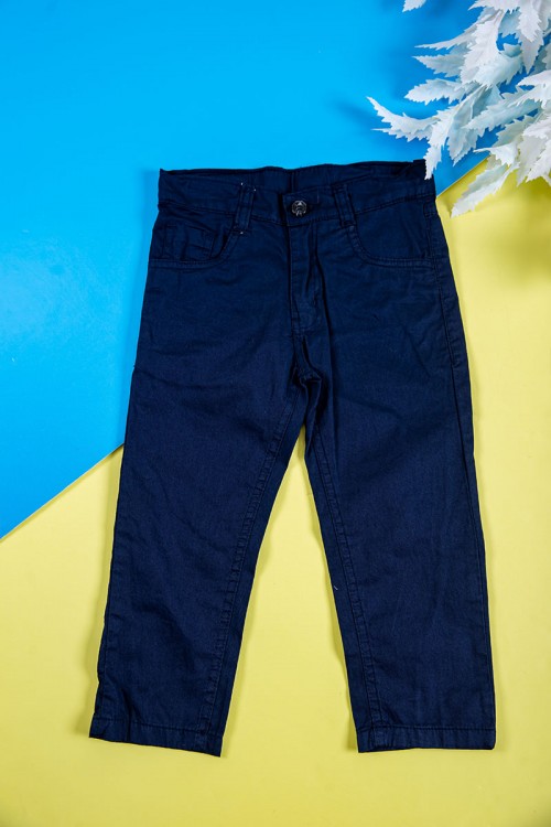 طقم ولادي قطعتين تيشيرت لون أبيض بكتابات و طبعات من الأمام و الخلف و بنطلون طويل لون كحلي بجيوب من الجانبين و الخلف