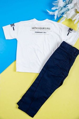 طقم ولادي قطعتين تيشيرت لون أبيض بكتابات و طبعات من الأمام و الخلف و بنطلون طويل لون كحلي بجيوب من الجانبين و الخلف