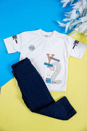 طقم ولادي قطعتين تيشيرت لون أبيض بكتابات و طبعات من الأمام و الخلف و بنطلون طويل لون كحلي بجيوب من الجانبين و الخلف